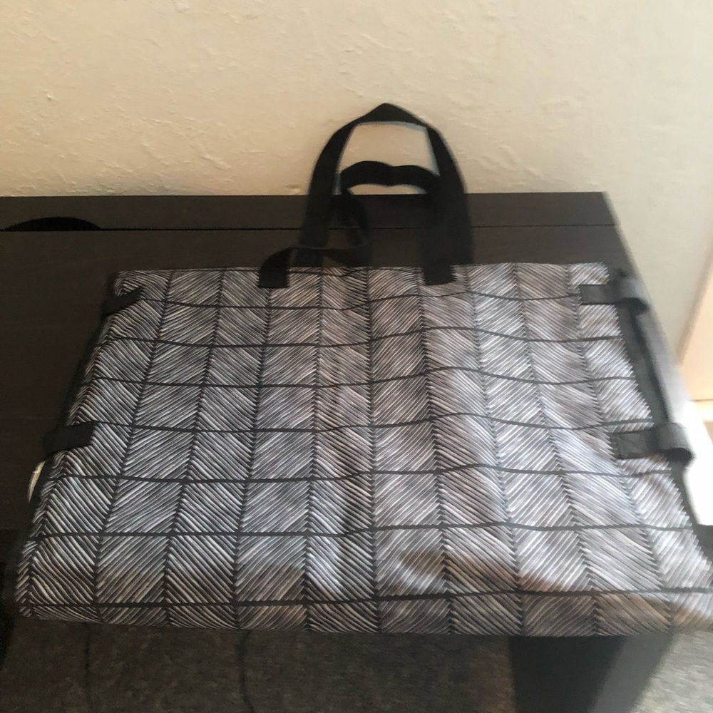 Well suited garment tote